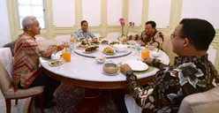 Ternyata Ini Makna Baju Batik yang Digunakan Jokowi dan 3 Capres Saat Makan Siang Bersama