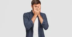 4 Tanda Kamu Bukan Tipe Orang yang Suka Keramaian, tapi Juga Bukan Introvert