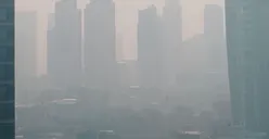 Kualitas Udara Jakarta Buruk karena Polusi, Warga Pakai Masker Lagi untuk Melindungi Dirinya