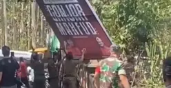 Satpol PP Copot Baliho Ganjar-Mahfud MD Di Bali, PDIP Meradang: Jangan Ganggu Banteng Tidur!