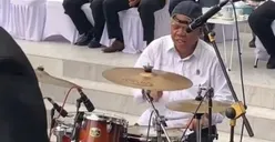 Bawakan Lagu Dewa 19, Menteri Nyentrik Basuki Hadimuljono Berubah Jadi Drummer di Acara PPSMB UGM