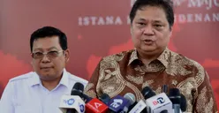 Viral di Media Sosial Beras Bansos Berstiker Prabowo-Gibran, Airlangga Beri Tanggapan: Bansos Semua Program...