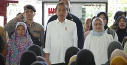 Jokowi Kasih Iriana Hadiah Tas Produk Nasabah PNM Wonogiri