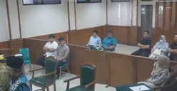 Momen Ria Ricis dan Teuku Ryan Saling Bercanda di Ruang Sidang hingga Cium Tangan, Pertanda akan Balikan?