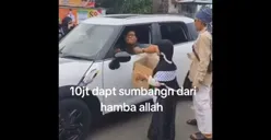 Gokil! Tanpa Basa Basi Pengendara Mobil Ini Beri Sumbangan Rp 10 Juta untuk Palestina, Warganet: Sultan!