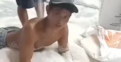 Viral! Seorang Pria Tanpa Busana ‘Mandi’ Beras Bulog di Gudang, Warganet: Ya Ampun Jahatnya