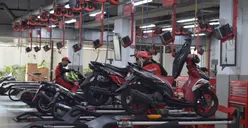 Waspada di Jalan Basah, Ketahui Tips Perawatan Sepeda Motor untuk Berkendara MAXimal saat Musim Hujan