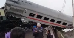 Breaking News! Terjadi Kecelakaan KA Lokal Bandung Raya dengan KA Turangga Pagi Ini