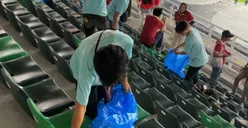 Kampanyekan Datang Bersih Pulang Bersih, Suporter Indonesia Bersih-bersih Stadion Usai Laga Piala Dunia U-17