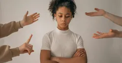 6 Perilaku yang Bikin Ilfeel Saat Berkumpul dengan Teman