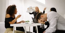 6 Tanda Seseorang dengan Mental People Pleasure, Sering Jadi Sosok Pribadi Paling Hancur Lebur