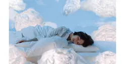 Wanita Wajib Tahu! 5 Posisi Tidur ini Ternyata Bisa Meringankan Nyeri Saat Menstruasi