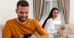 Psikologi Cinta: 5 Tanda Pasanganmu Selingkuh secara Virtual yang Tak Disadari, Ternyata Sering Lakukan Hal Ini