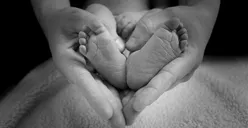 Seorang Bayi Masih Berplasenta Ditemukan Tergeletak di Pinggir Jalan, Terduga Pelaku Terekam Kamera CCTV Warga