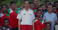 Tampil Memukau di Lapangan Belang-Belang Tanah Papua, Presiden Joko Widodo Cetak Satu Angka Saat Main Bola