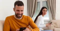 5 Tanda Pasangan Kamu Selingkuh secara Virtual, Bahaya Bisa Kebablasan Lho Yakin Mau Dipertahankan?