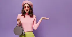 4 Kebiasaan Sepele Ini Bikin Kamu Jadi Cewek yang Nggak Elegan dan Berkelas, Jangan Pakai Benda Ini di Tangan!