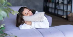 5 Tanda Pasangan Sedang Kangen, Kamu Beruntung Banget Bila Punya Cirinya