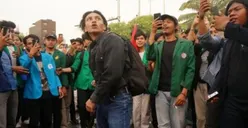 Demo Tolak UU Ciptaker, Jefri Nichol Lempar Bangkai Tikus ke Gedung DPR RI hingga Banjir Pujian