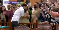 Momen Haru Richard Eliezer Memeluk Kedua Orang Tuanya Usai Persidangan: Kami Tak Berharap Lebih