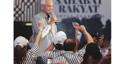Temui Ratusan Relawan, Ganjar Pranowo Ungkap Makna dari Kemeja Garis Hitam-Putih yang Dipakai, Apa? 