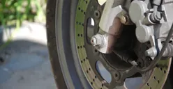 4 Cara Menghindari Rem Motor Matic Blong di Turunan Jalan