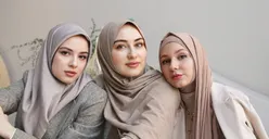 7 Rekomendasi Warna Hijab yang Bikin Wajah Cerah, Muka Auto Glowing!