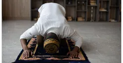 Ustaz Adi Hidayat Jelaskan Ada Hubungan antara Sujud yang Benar Saat Salat dengan Perilaku Seseorang, Apa Itu?