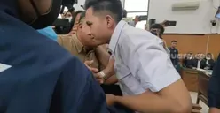 Haru! Momen Pertama Orang Tua Richard Eliezer Hadir Langsung di PN, Berikan Cium dan Pelukan Sebelum Sidang