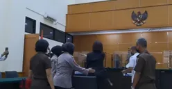 Dito Mahendra Tak Hadir Lagi, Amarah Nikita Mirzani Meledak Di Persidangan, Mikrofon dan Berkas Jadi Sasaran