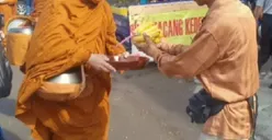 Ramah dan Hangat, Sambutan Masyarakat Indonesia Pada 32 Biksu Viral di Media Sosial!