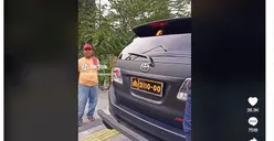 Viral Mobil Dinas Polisi Masuk Jalur Busway dan Tabrak Pengendara Motor, Bikin Netizen Geram
