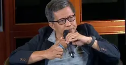 Terciduk! Rocky Gerung Dirangkul Wanita Muda Saat Nonton Konser Dewa 19, Netizen: Seleranya Bagus Juga!
