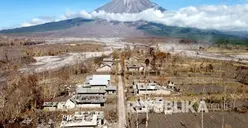 Gunung Semeru Kabupaten Lumajang Mengeluarkan Erupsi Setinggi 1.500 Meter