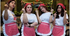 The Power of Emak-emak! Pegawai Karens Diner Kena Marah Hingga Cium Tangan Pelanggan
