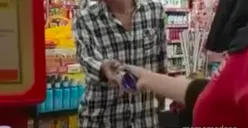 VIRAL! Seorang Pria Tertangkap Basah Curi Oreo di Minimarket Malah Cengar-cengir, Buat Netizen Geram
