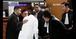 Pilu, Ini Ekspresi Kuat Maruf Saat Tertunduk di Depan Penasihat Hukum Setelah Divonis 15 Tahun Penjara