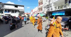 Jalankan Ritual Thudong, 32 Biksu Berjalan Kaki dari Thailand ke Candi Borobudur untuk Peringati Waisak