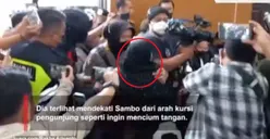 Detik-detik Fans Ferdy Sambo Berulah di Persidangan, Tak Mau Diamankan hingga Teriak: Aku Mau Ketemu Pak Sambo