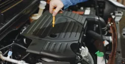 Sudah Waktunya Servis Pak! 5 Tanda Oli Mesin Mobil Harus Diganti