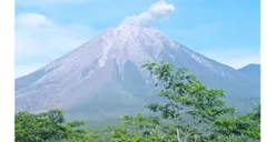 Gunung Semeru Kembali Erupsi dengan Ketinggian Asap 700 Meter, Waspadai Potensi Awan Panas dan Lahar!