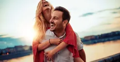 9 Tanda Doi Memiliki Perasaan yang Sama Denganmu, Ternyata Diam-diam Suka Lakukan Hal Ini, So Sweet Banget!