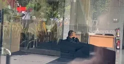 Sudah Hadir! Rafael Alun Tiba di Gedung Merah Putih KPK, Terduduk Memegangi Kepala