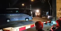 BAHAYA! Nekat Terobos Palang Pintu, Viral Video Bus TNI AL Hampir Ditabrak Kereta, Sanksi Penjara Menanti?