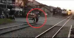 Terekam Kamera! Seorang Lansia Nyaris Tersambar Kereta Api di Daerah Laswi Kota Bandung, Begini
