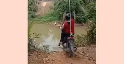 Warganet Minta Pemerintah Lihat! Tak Ada Jembatan, Pengendara Motor Nekat Lakukan Ini Untuk Seberangi Sungai
