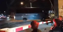 JANGAN DITIRU! Viral 2 Bus TNI AL Terobos Palang Kereta Api di Malang, Netizen Langsung Lapor ke Panglima TNI