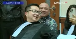 Full Senyum! Ekspresi Teddy Minahasa Jelang Putusan Hakim Disorot di Kasus Pengedaran Narkoba