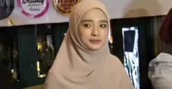 Inara Rusli Tak Peduli Hujatan Setelah Buka Cadar: Untuk Kasih Nafkah Anak Tanpa Bergantung Pada Ayah Mereka