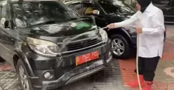 Aksi Cuci Mobil Mensos Risma Tuai Cibiran Publik, Netizen: Jika Bingung Mau Kerjain Apa, Saya Izin Saran